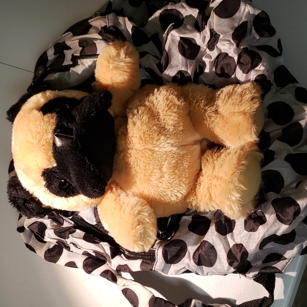NEW W/O TAGS PET SAC BACKPACK INSIDE OF PLUSH DOG